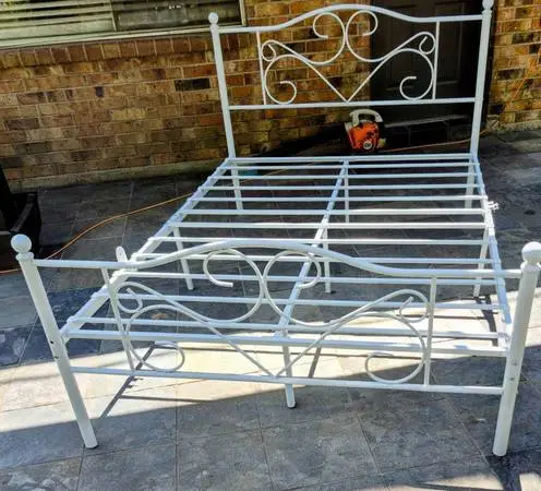 Bed Queen size rod iron New