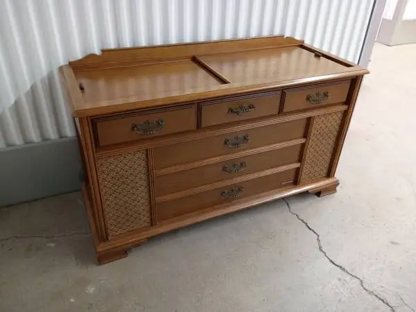 Vintage MAGNAVOX ASTRO SONIC Record Player and Radio Console