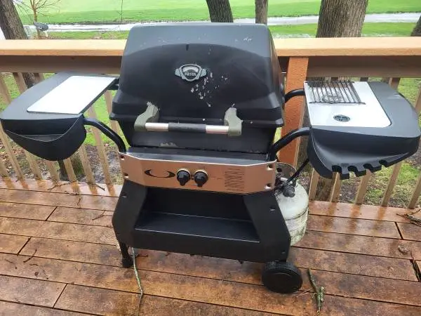 Pro xl gas 28 grill w empty propane tank