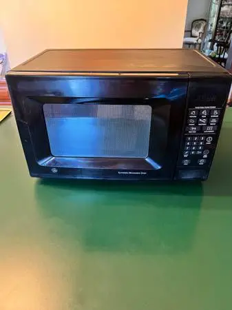 GE .7 Cu. Ft. Capacity Countertop Microwave Oven / 700 Watt