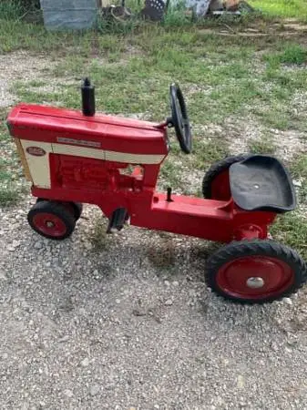 Ertl Pedal Tractor Farmall 560