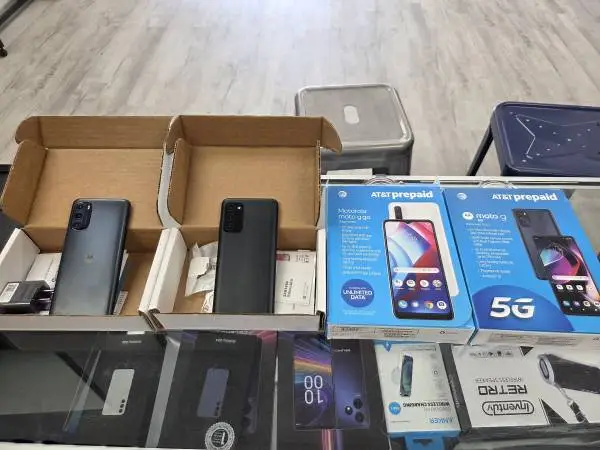 CELLPHONES WITH SERVICE! READY TO GO! VERIZON, AT&T AND T-MOBILE