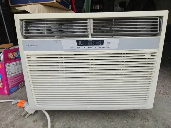 18,500 BTU 220 Volt Frigidaire Window Air Conditioner/Heater