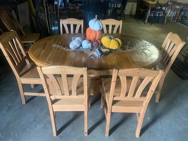 HEAVY SOLID WOOD DINETE SET WITH LEAF AND 6 CHAIRS
