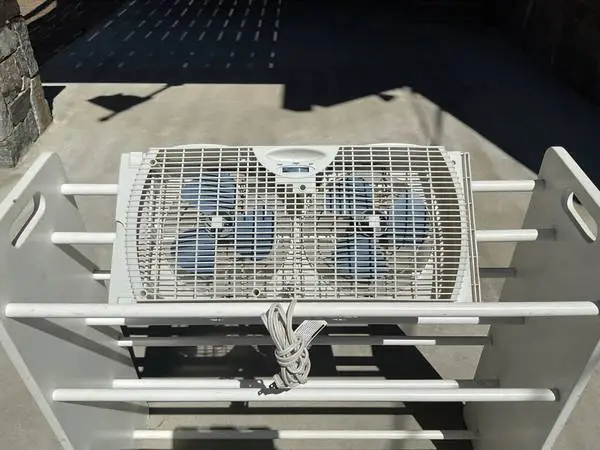 🔴 Fan,  (1) small window dual fan. Like New !! 💥Reduced !!