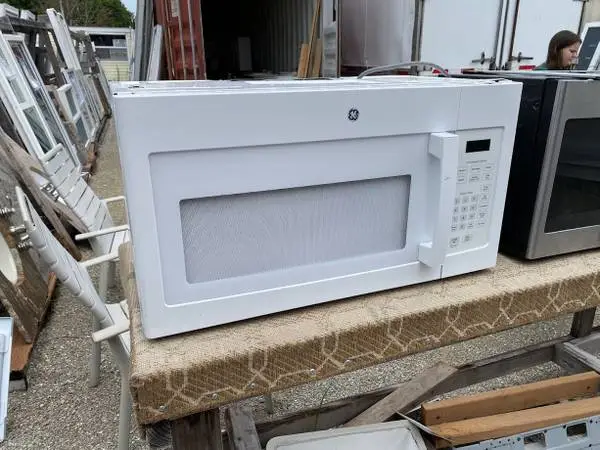 White GE Microwave Oven 1.6 Cu Ft Model #JVM3160DF5WW Used