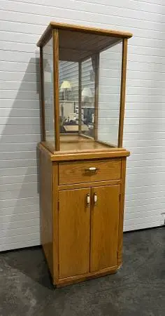 Cabinet (s) / Display Case (s) at Creative Bargains