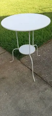 Metal table 20 round x 26 tall