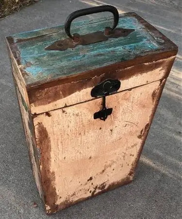 • VINTAGE WINE CARRIER • made from reclaimed wood •