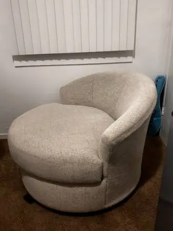 Swivel accent chair
