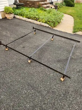 Bedframe Adjustable To Twin-Full or Queen With Center Supt on Rollers