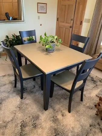 BRAND NEW DINING ROOM TABLE WITH 4 CHAIRS