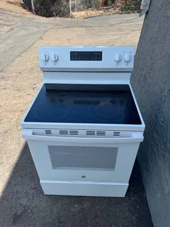Electric stove/oven glass top 3-4 months old GE (free local delivery)