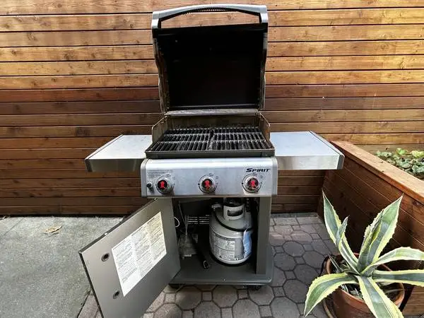 Weber Outdoor Grill - 3 burner + Propane Tank
