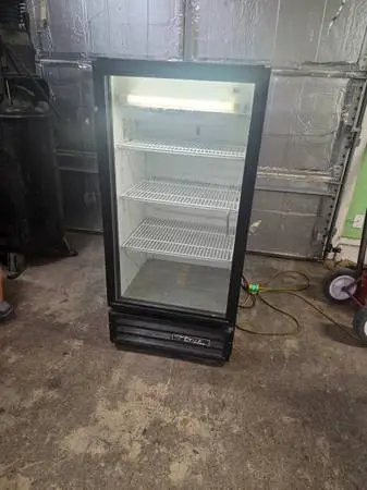 True mfg 10 cubic feet glass door commercial merchandiser cooler