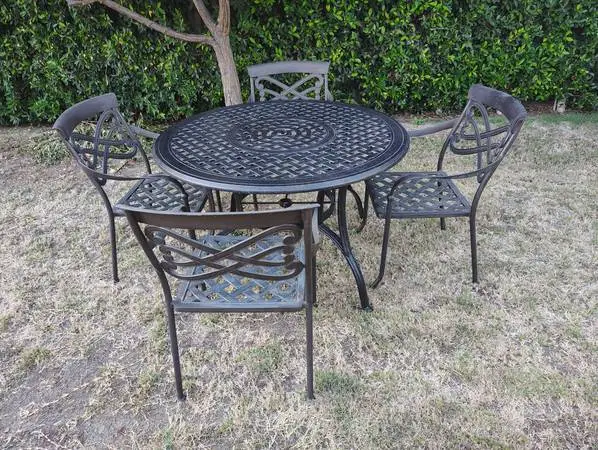 Outdoor patio cast aluminum table with 4 chairs