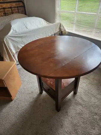 Dining Table ..Solid Wood ...Both sides drop down..Round