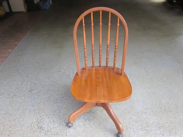 OAK OFFICE CHAIR ON WHEELS