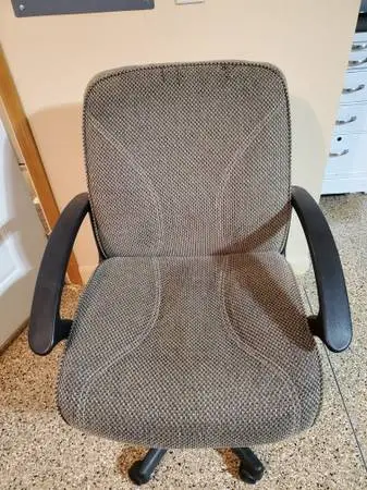 Very comfortable used office desk chair