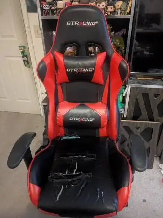 GT RACING GAMING CHAIR - STILL COMFORTABLE AND RECLINES