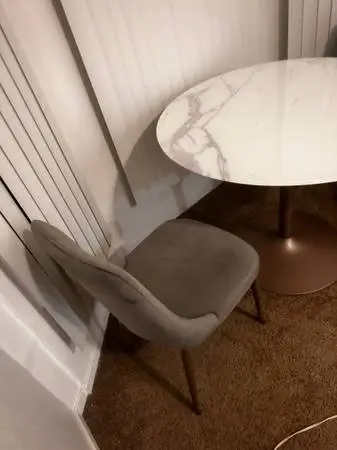 Round Dinning room table w 2 chairs