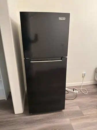 10.1 cu ft Magic Chef HMDR1000BE Top-freezer Refrigerator in excellent like new