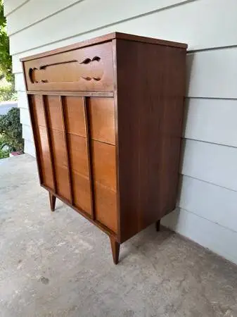 Vintage Walnut MCM Four-Drawer Dresser with Sculptural Design