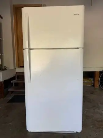Frigidaire Refrigerator with top Freezer