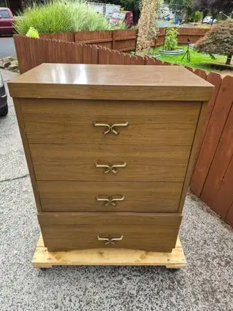 ⭐Vintage MCM 4 DRAWER CHEST DRESSER!