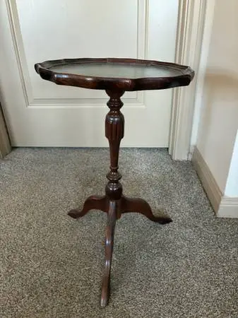 Side Table - Traditional Pedestal Side / Accent Table