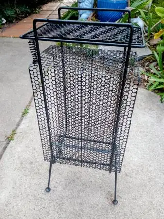 MID-CENTURY ATOMIC SIDE TABLE METAL
