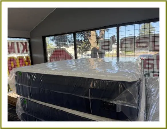 QUEEN SIZE STEARNS & FOSTER LAKERIDGE PILLOW TOP MATTRESS & BOX BED