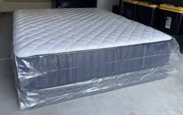 BRAND NEW queen size Stearns & Foster Estate