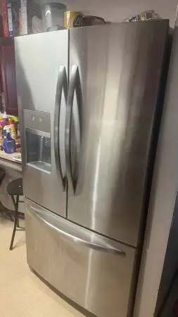 frigidaire 21.7 cu ft refrigerator with freezer & ice maker