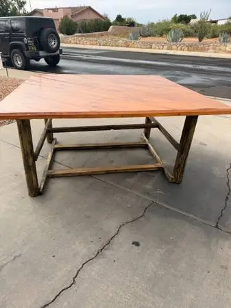 Table and Chairs. Perfect condition