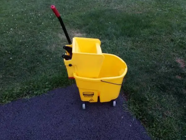 Rubbermaid wringer and bucket