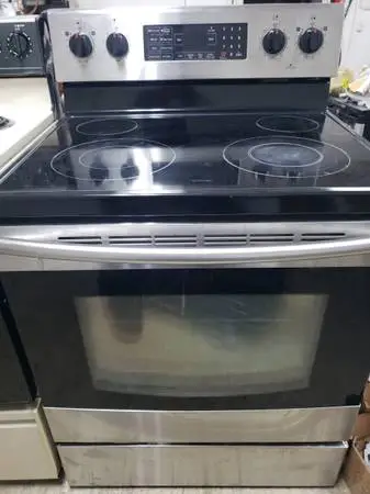 Electric stove like new. LESS with trade & o best offer. Buy old Appl