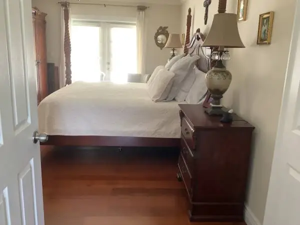 BEAUTIFUL SOLID WOOD KING BEDROOM SET