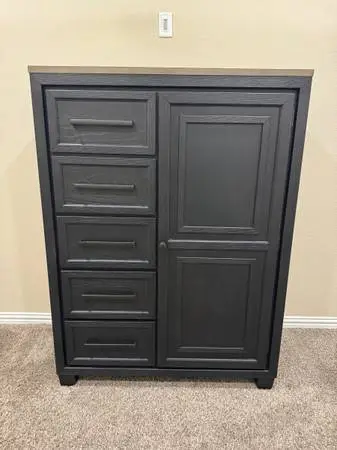 B989-48 Ashley Furniture Foyland Door Chest