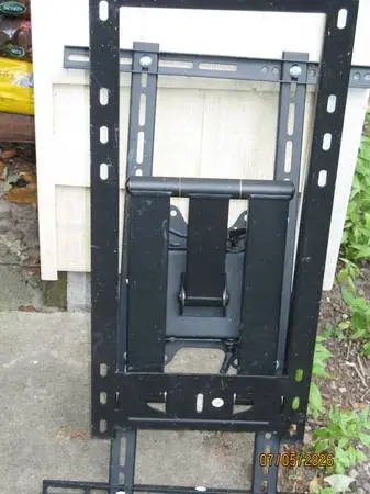 TELEVISION WALL MOUNT