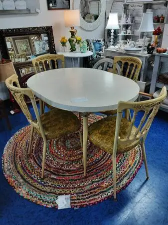 Vintage 1970 Metal Table 4-Chairs