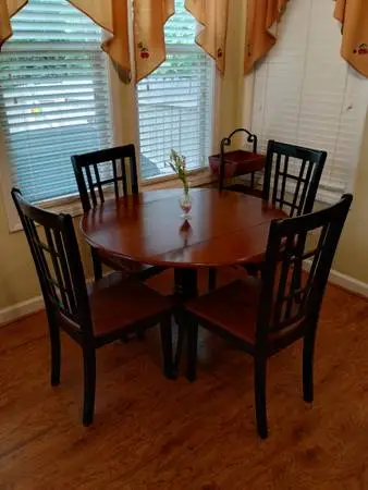 Round Breakfast Table Set w/4 Chairs