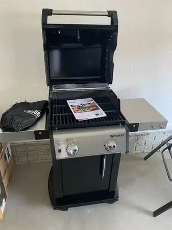 **** WEBER SPIRIT E-215 GAS GRILL,COVERS, TANK EXCELLENT CONDITION