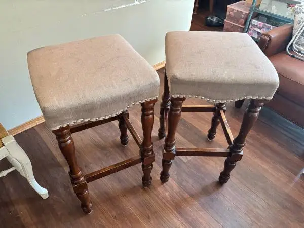 Excellent condition Linon Home brand 30 inch nail head trim upholstered bar stoo