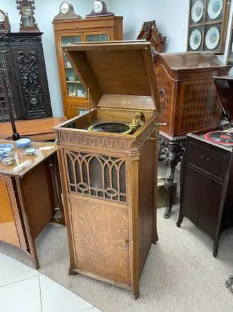 1917 Edison Disc Phonograph Model No. C250, With 1/4 Discs, Tiger Oak