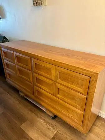 Dresser with six drawers. Thomasville.