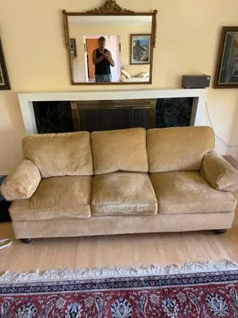 Nice Henredon sofa with down filled cushions in good useable condition.