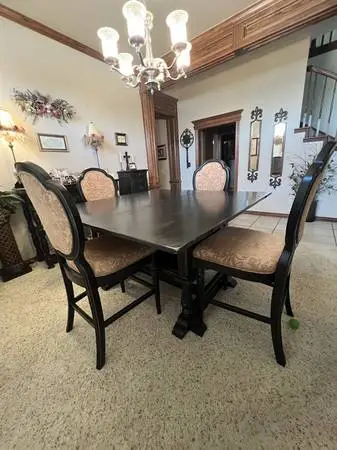 PUB/BUFFT TABLE ALL IN ONE WITH 4 UPH. PUB CHAIRS