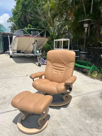 Ekornes stressless khaki leather recliner ottoman
