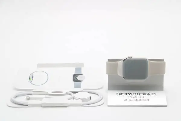 LIKE NEW - 40MM Apple Watch SE Gen 3 Starlight GPS + Cellular 100% BH